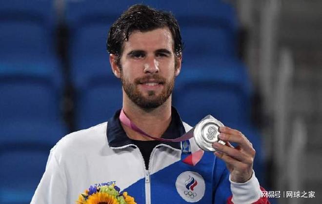 以其卓越的 以其卓越的